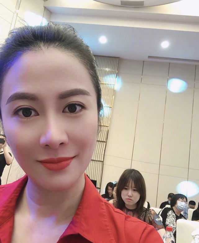 叶璇|叶璇手术失败谴责庸医手术台上玩手机，发短信回应媒体：我还活着但伤口痛