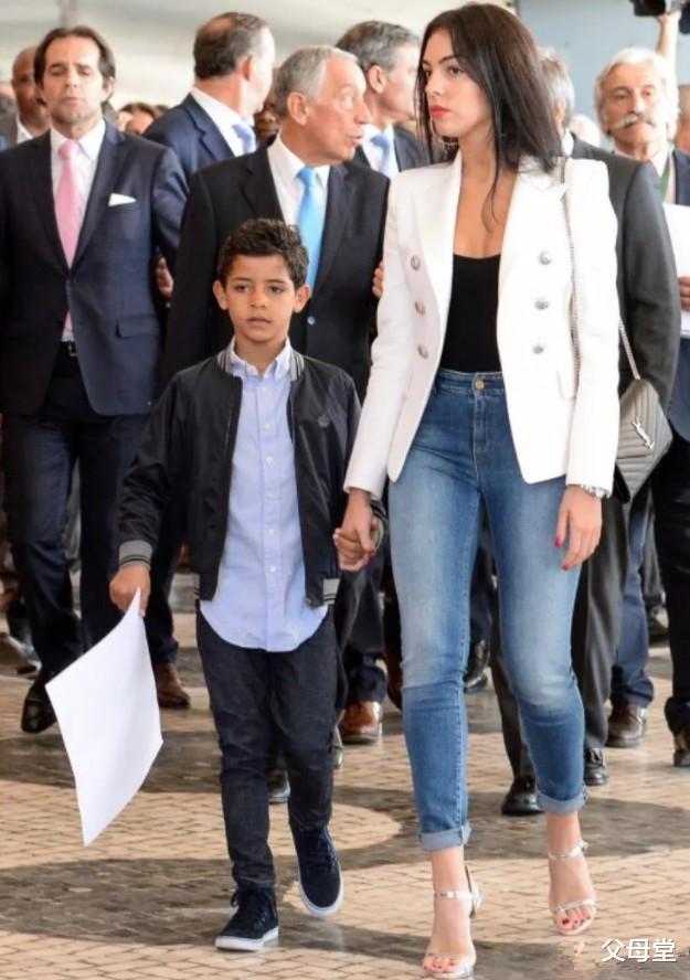 C罗|C罗求婚成功！征服他的竟然是个柜姐，堪称“现实版王漫妮”逆袭