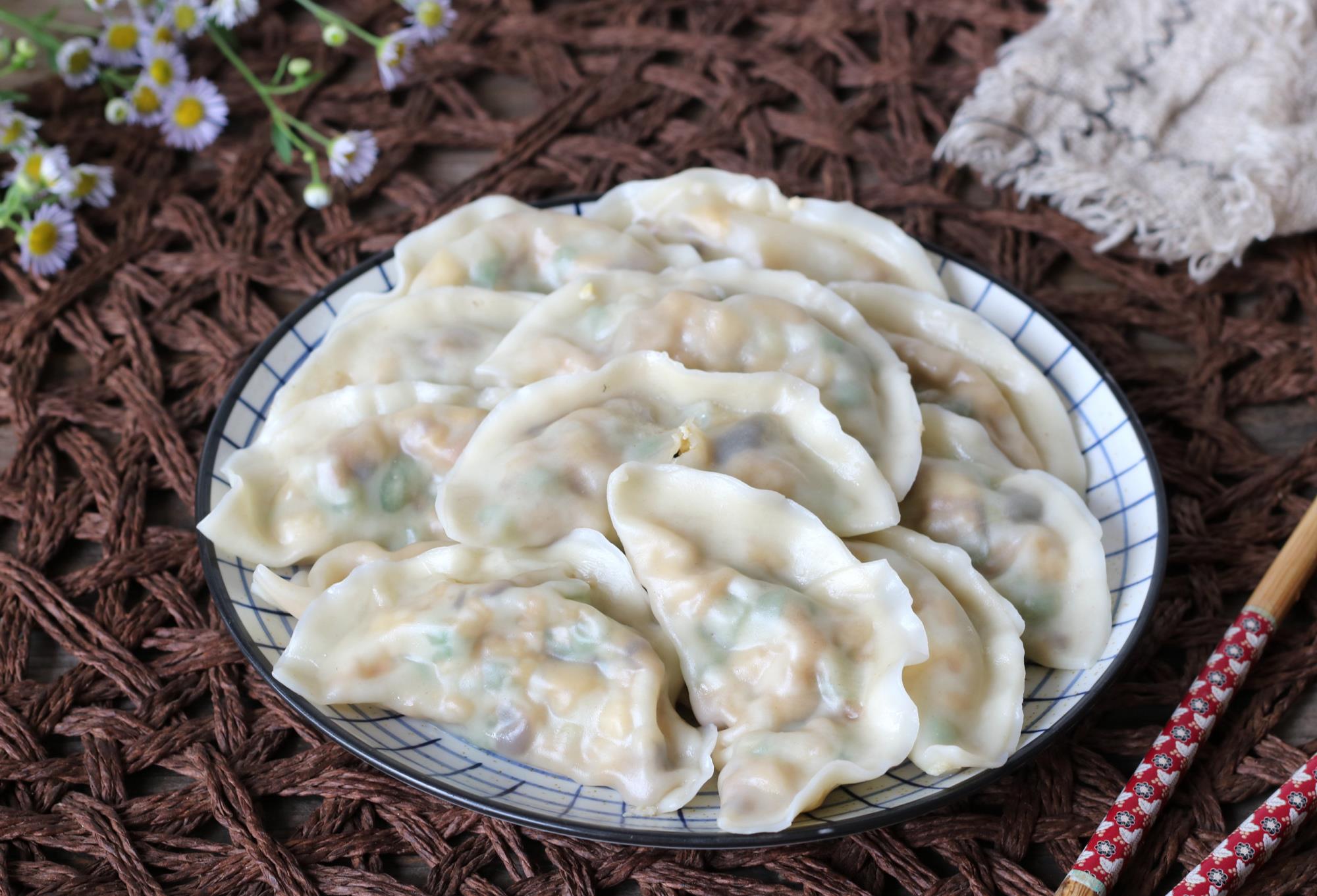 下酒菜|三伏天看到这菜别手软，5毛1斤，用它包饺子，比韭菜茴香都好吃