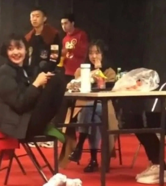 郑爽彩排生图曝光，高糊状态下依旧甜度爆表，脱鞋踩凳却引热议