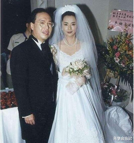 胡慧中■1989年,胡慧中在三楼被炸下烧成火人后,从此踏上被“放纵”不归路