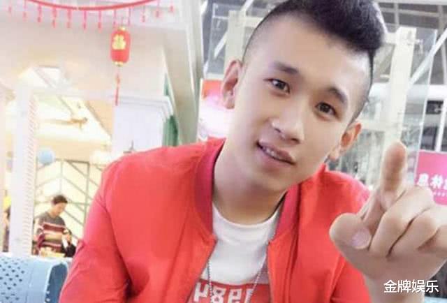 关晓彤@前网红一哥天佑正式复出,以不露脸的方式直播三小时