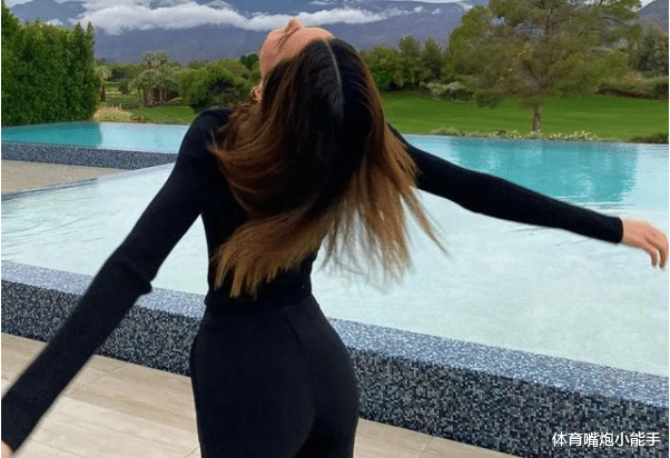 布克|布克终于受不了詹娜了，两人共同出行布克尽显疲态，詹娜神采奕奕