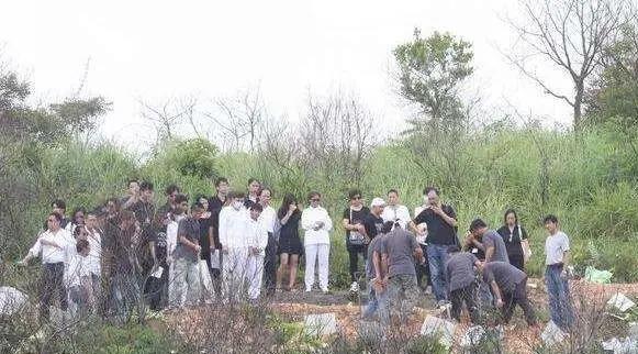 「成奎安」17岁混黑道娶2个老婆,治病5年花光积蓄,死后葬在村头