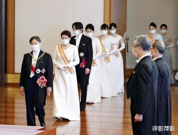 日本皇室新年慶賀，女眷們首次不戴王冠，沒瞭看頭好無趣-圖3