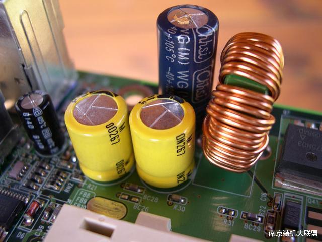 |电脑主板厂商大力吹捧的固态电容哪厉害?和普通的电容区别在哪?