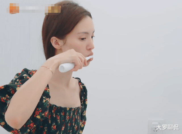 金晨|金晨当众卸妆,旁边镜子却显露真实颜值,美颜有多厚一目了然