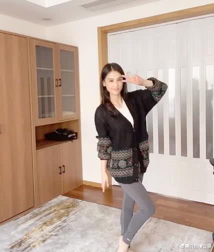 『黄圣依』黄圣依晒锻炼视频，当她“高抬腿”举过头顶，我又开始羡慕杨子了