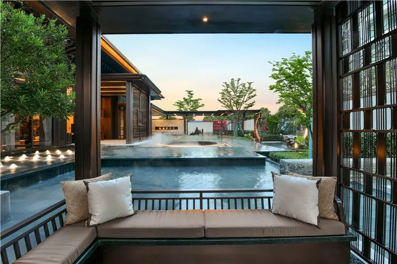 「」洗尽铅华承国风之韵，以新中式建筑之精髓将传统与现代结合，再现中国古典大宅之神韵！