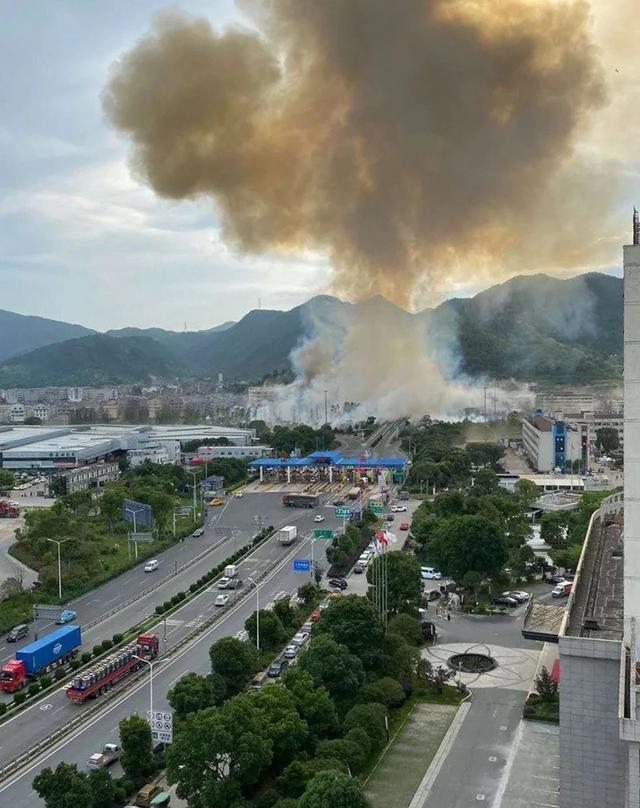 『日产奇骏』G15高速温岭槽罐车爆炸,炸飞汽车、摧毁房屋,为何威力那么大?