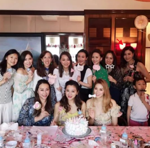 c位|阔太聚会的C位，baby李嘉欣都抢不到？只有郭晶晶躲过争议
