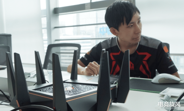 梦泪▲王者荣耀：梦泪到底多有钱？住别墅不算啥，看到他用的路由器，打扰了