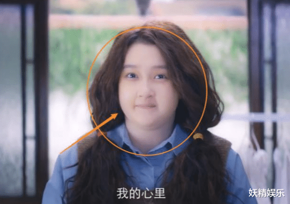 关晓彤|关晓彤新造型遭嫌弃，违和感的甜美，空气刘海大饼脸，胖到不敢认
