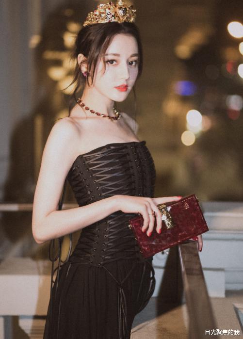 [迪丽热巴]有一种精致叫热巴涂美甲，手上必须与脚上同色，看清款式，愣住了