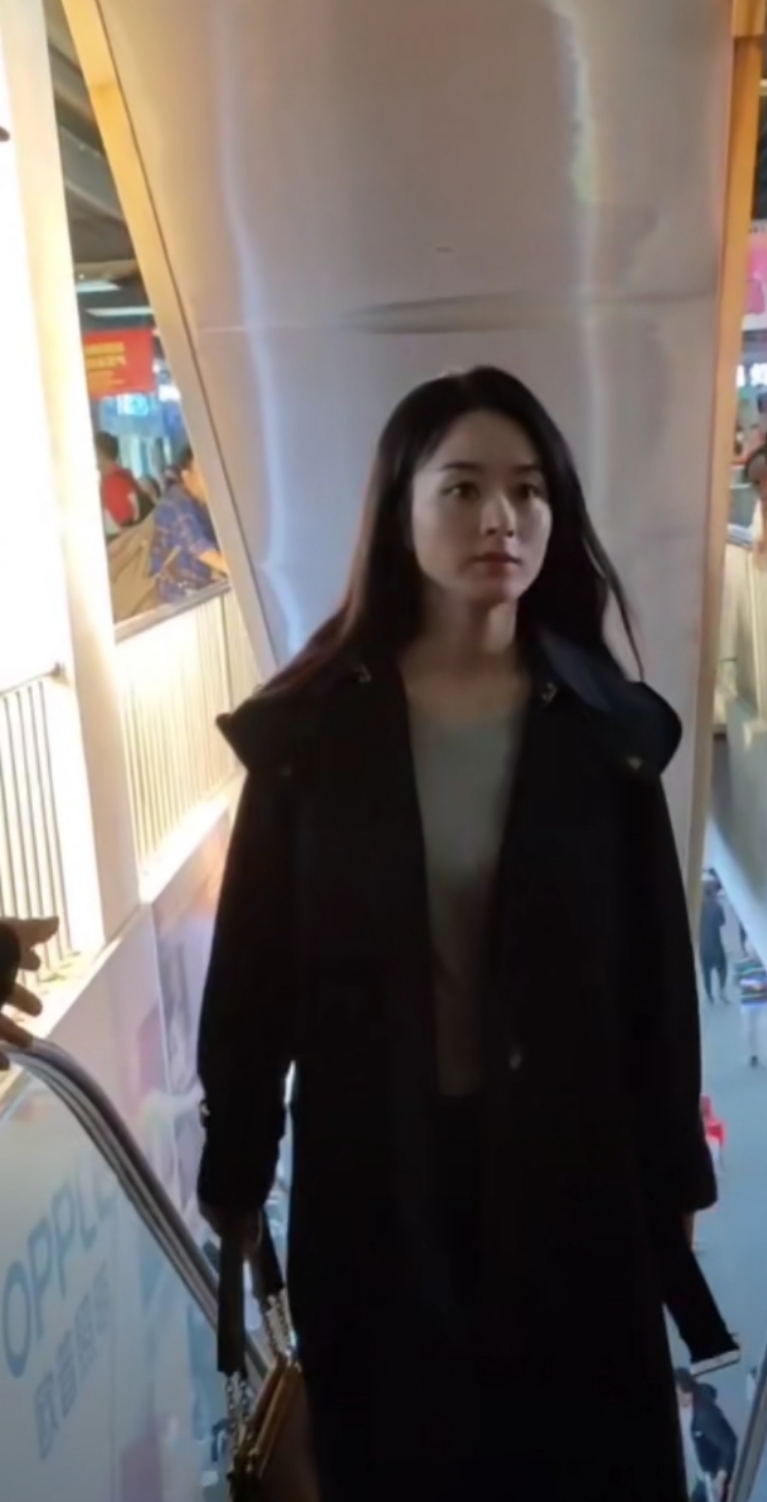 赵丽颖|赵丽颖商场被偶遇,离开了百万修图师,路人镜头下的她皮肤状态很真实