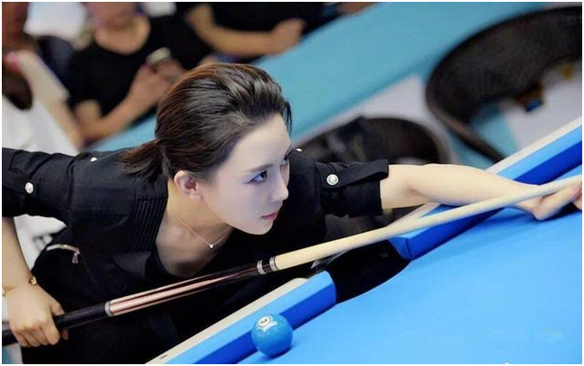 『潘晓婷』为何潘晓婷年近40还没结婚？看看她洗完澡的自拍，你敢追她吗？