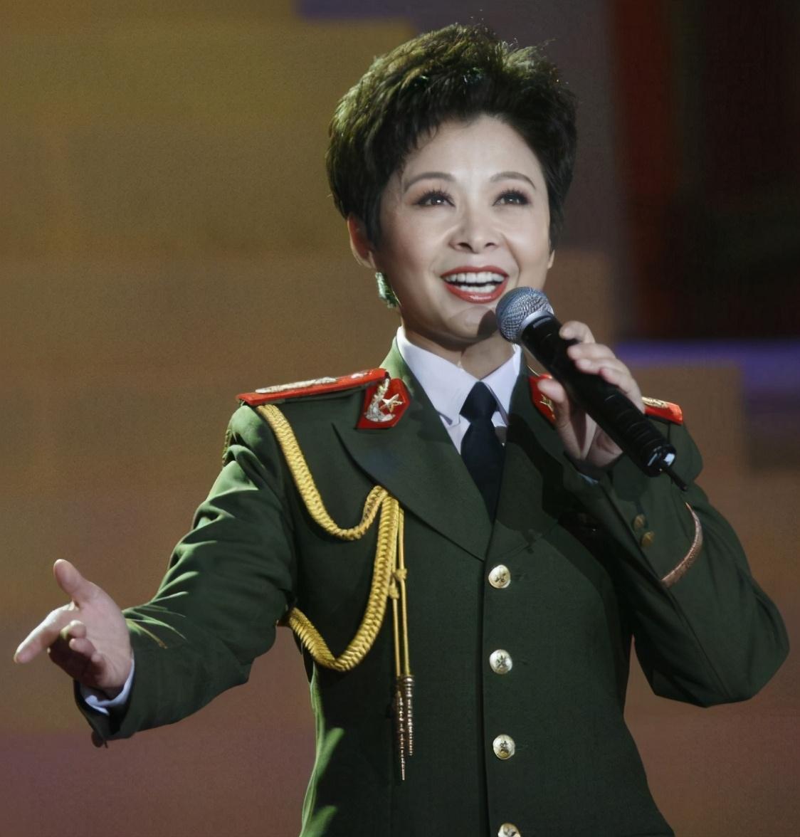 春晚|荣登13次春晚, 当红期被封杀, “消失”18年的董文华，她得罪了谁？