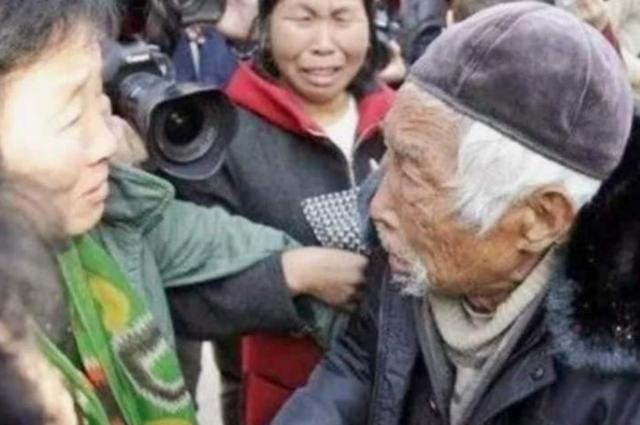 墨语笙歌|15岁儿子背着母参军，71年后回家探望，百岁老母亲仍在苦等