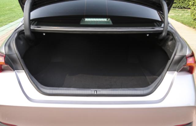 丰田|丰田终于低下高傲的“龙头”，高速稳如高铁，油耗4.3L，销量暴涨282%