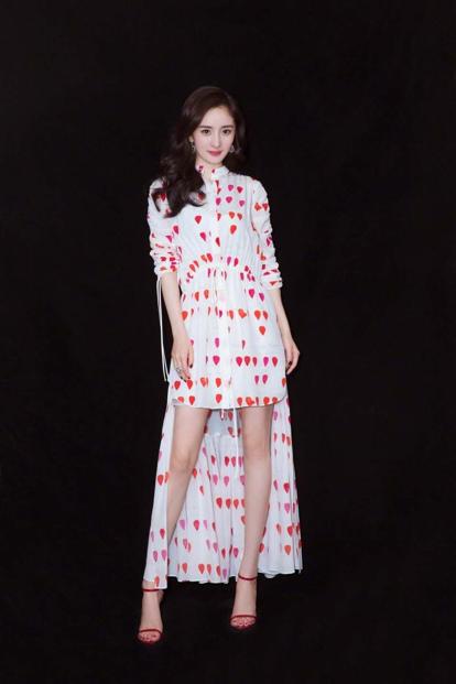 杨幂@杨幂什么时候才停止扮嫩！穿粉旗袍扎双马尾现身，藏不住的韵味