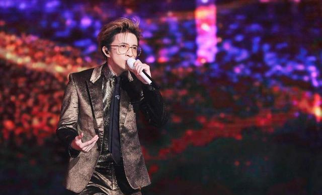 薛之谦■华语男歌手热度榜，肖战未进前十，薛之谦第四，榜首无人能敌