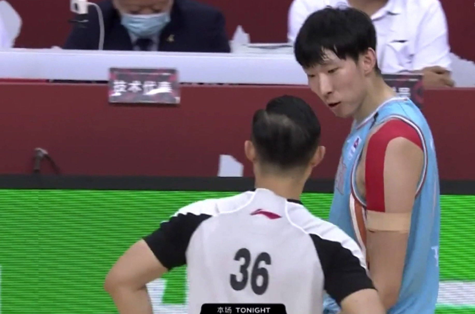 新疆男篮|新疆队输球后爆内讧,直播镜头下相互争执,伪巨头浮出水面!