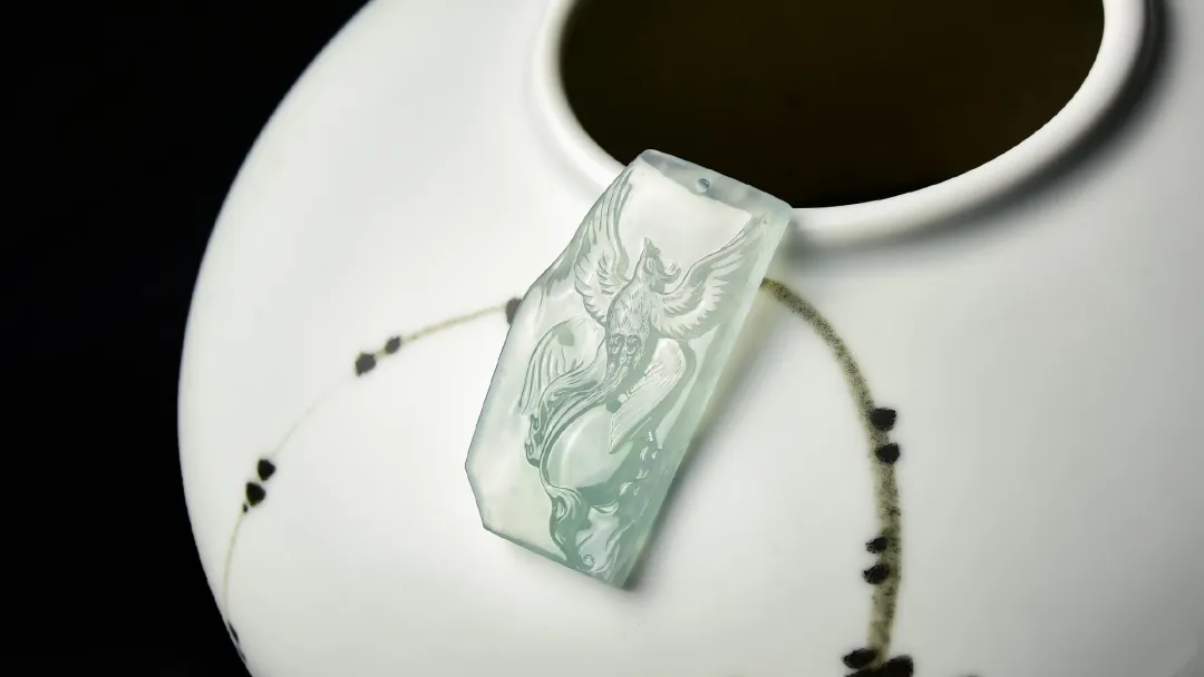 翡翠:一块冰种飘雪花棉的翡翠片料,定制神鸟题材,却蕴含了重要意义!