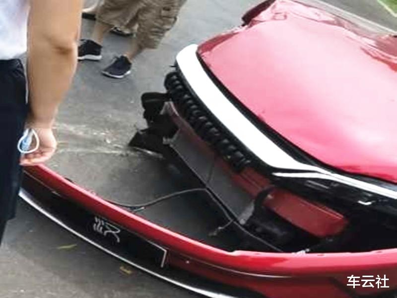 比亚迪汉ev|比亚迪汉EV首撞,看到车损后,网友:这就是高达30万的“公路坦克”?