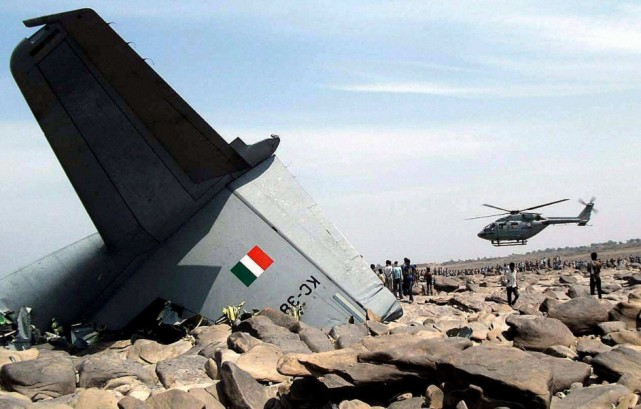 印度|印度飞行员手滑点错按钮，50枚炸弹砸向自己机场，40人直接被炸翻