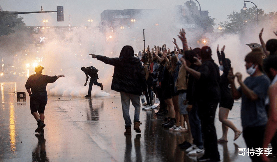 「美国」美国警察跪压非裔男子死亡后续！民众暴力抗议洗劫超市、围攻警车！