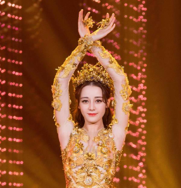 金鹰女神|宋茜金鹰女神造型邋遢惹吐槽，膀大腰圆堪称灾难，被嘲历届最丑