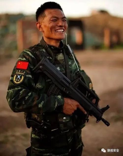 『忠诚卫士』同年入伍，均立下一等功，15年后获评“十大忠诚卫士”，两位兵王的军旅传奇