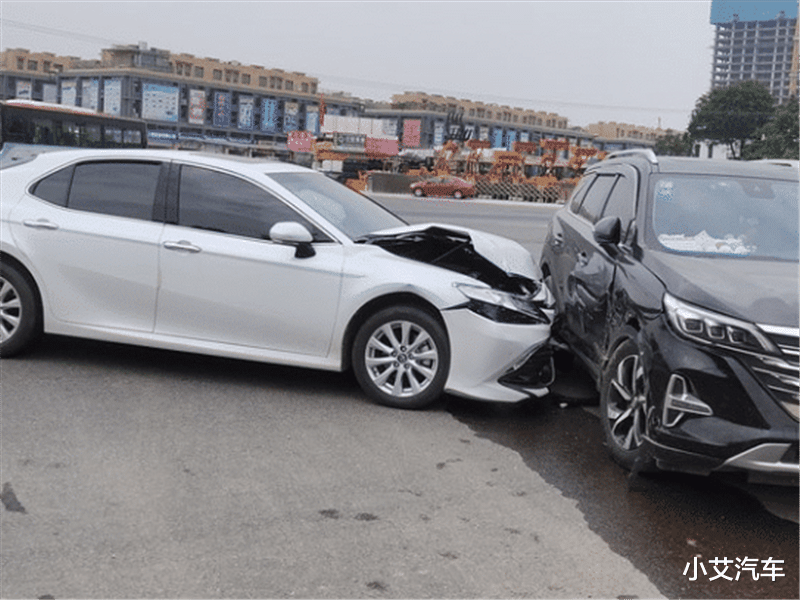 传祺GS4|凯美瑞撞上传祺GS4，两车车损差距很大，车主：回家直接换车！