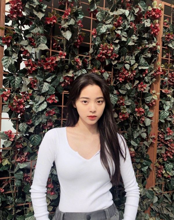 欧阳娜娜|欧阳娜娜成年后愈发不羁！以前穿衣扣满5颗扣子，如今挑战“无扣衣”