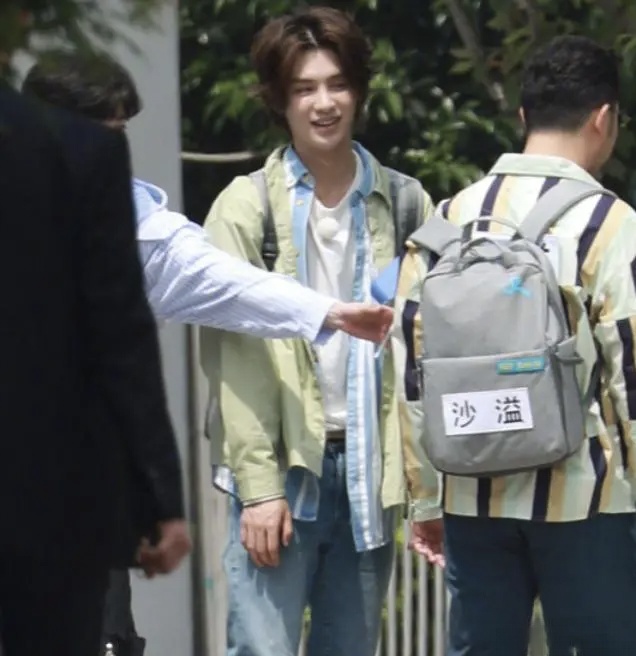 [奔跑吧兄弟]跑男真是一个奇怪的家族，把四季都穿在身上，太让人迷惑了