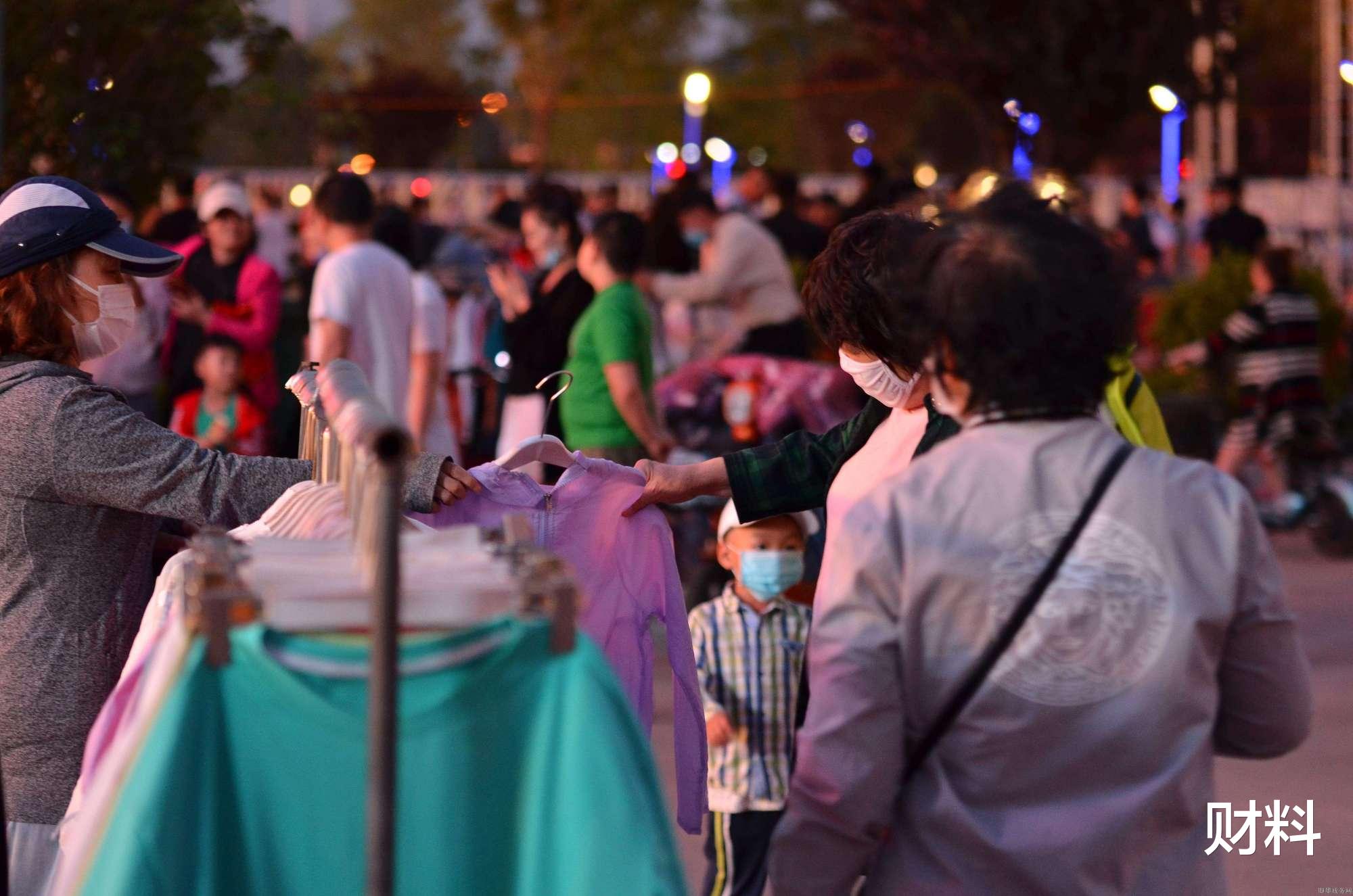 财料|地摊经济，为何迅速“遇冷”？三大官媒齐发声，这类人恐怕要哭了