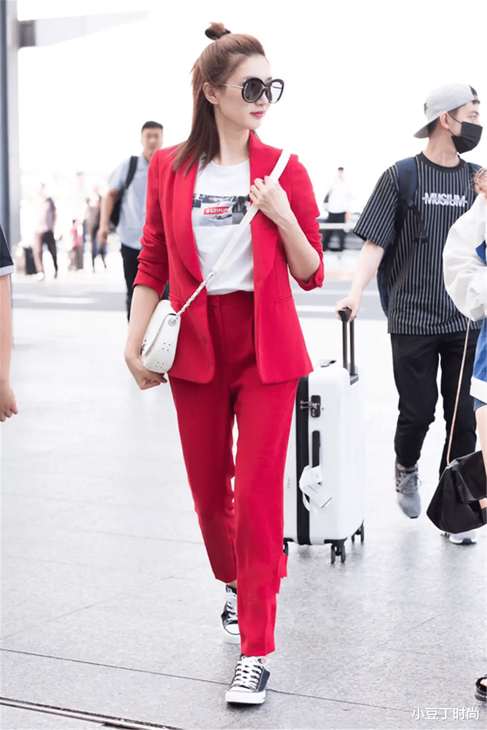 西装|特朗普小女儿太自信，淡蓝色西装配开叉喇叭裤，180斤气场强大