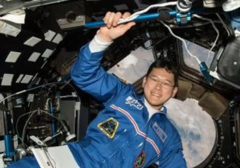 太空@为什么宇航员上太空前，要把整个指甲拔掉？知道原因后表示心疼