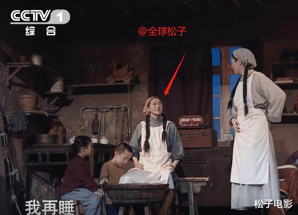 关晓彤|关晓彤演28个孩子的母亲被嘲,突破形象单手抱娃,这一次她没做错