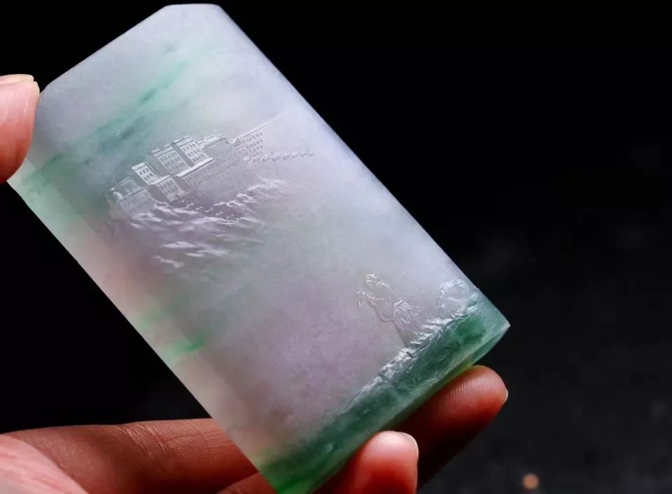 [文玩]男子不听劝入手的翡翠原石，竟切出罕见冰种“春带彩”真是意想不到！