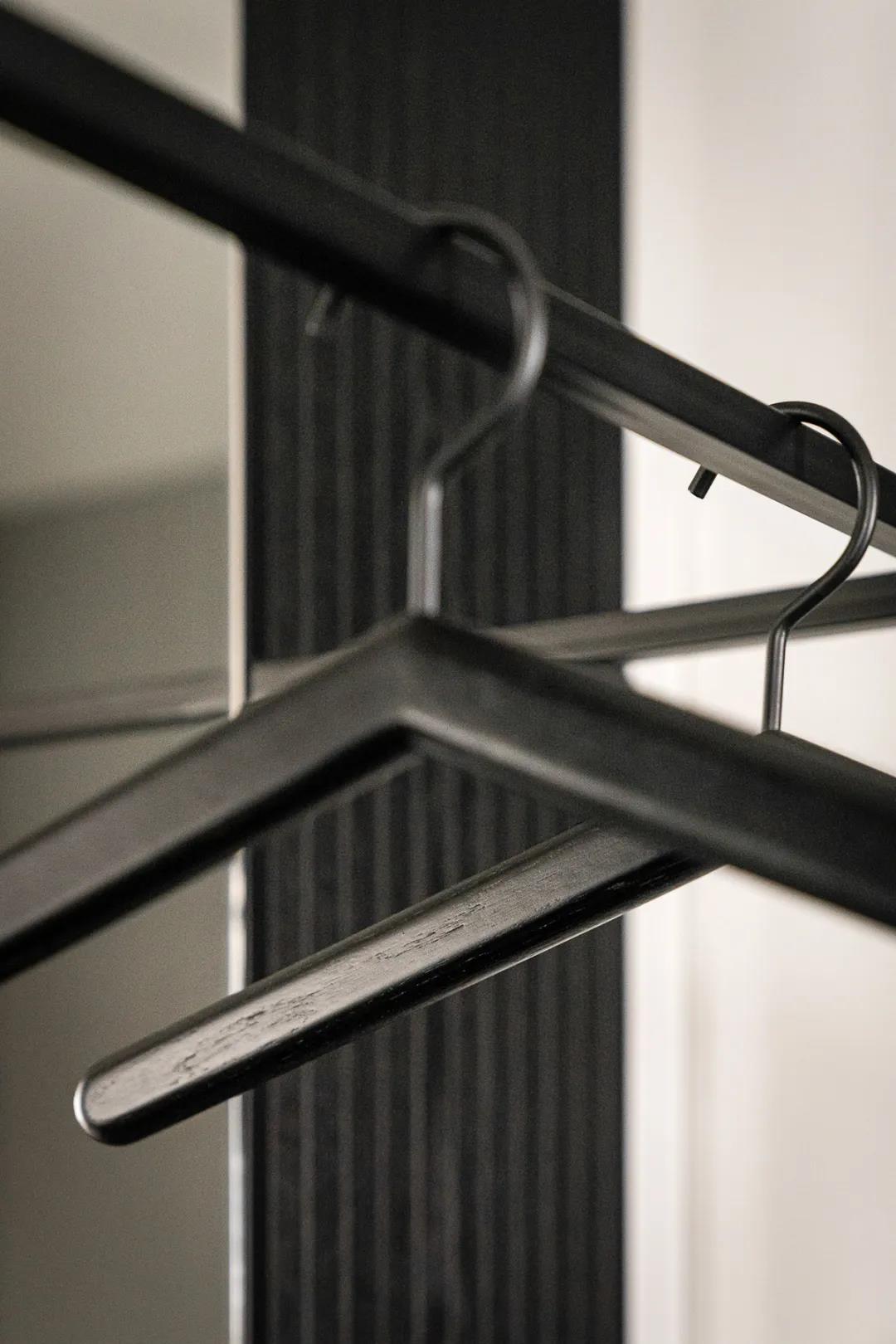 []用高级灰+原木风装修115平的家，有腔调！