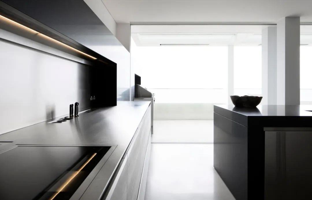 |土豪砸下2个亿，打造5500㎡别墅，前有庭院，后有海景，太美了