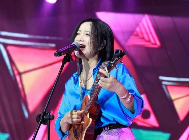 斯琴格日乐|从内地乐坛神话到销声匿迹，如今52岁依旧单身，她都经历了什么