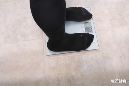 |重171斤女生尝试跳绳减肥，跳绳1周体重减了3.6斤，看身材变化