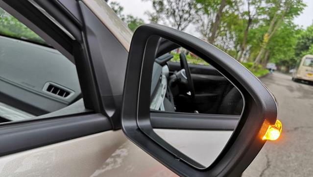 「吉利帝豪」它才是年轻人家轿,5月份再卖23230辆,油耗5.8L,仅卡罗拉一半价