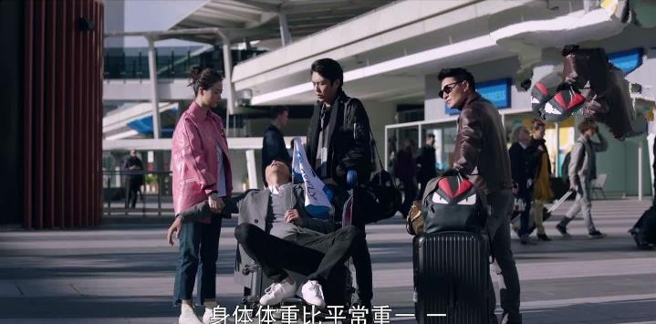 「靳东」靳东新剧开播，演技全员塌陷，设定狗血、故事悬浮但仍可期许