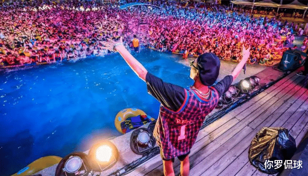 上海申花|申花3000万巨星复制罗本式进球，进球后被担架抬出，赛后点赞中国