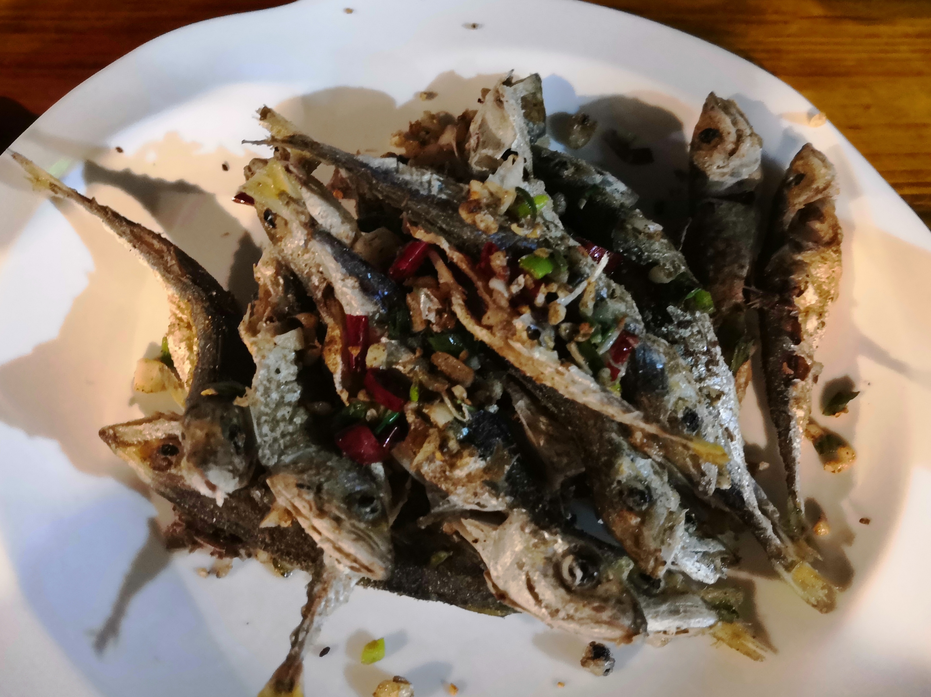 女孩▲钓起十七条鱼，餐馆加工成十九条 （嵊泗列岛雾岛篇）