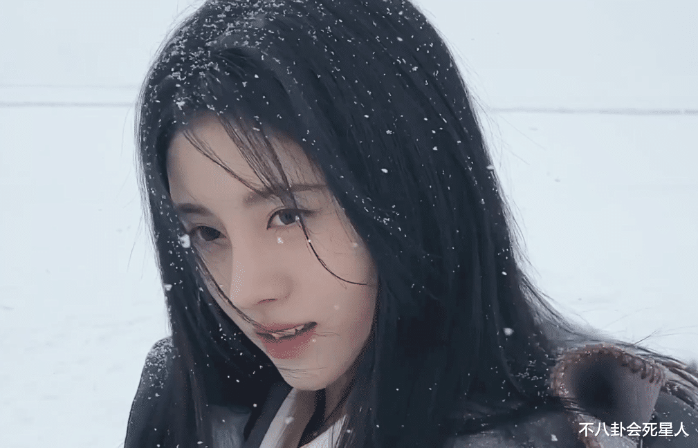 鞠婧祎|鞠婧祎为美硬抗冻，在北方零下穿破洞裤，别人棉袄她低领露锁骨