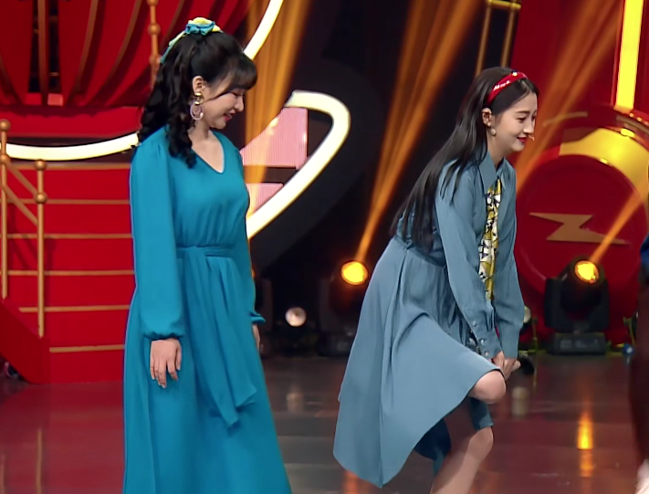 关晓彤|怪不得大家说合影要远离关晓彤,本以为是开玩笑,对比后才知差距